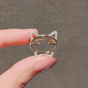 Broche chat personnalisée haut de gamme avec strass, unisexe, style japonais tendance, épinglette personnalisée, fixation pour vêtements - Product Image 3