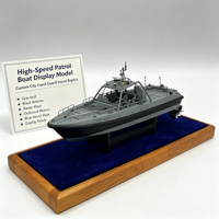 Modèle d'exposition de bateau de patrouille haute vitesse personnalisé avec coque grise, fond noir, mât radar et base en velours bleu