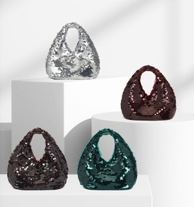 กระเป๋าโฮโบแบบสั่งทำขายส่งจากโรงงาน รุ่นใหม่ทันสมัย กระเป๋าถือขนาดเล็กสำหรับผู้หญิง สายโซ่ประดับเลื่อม ปิดด้วยแม่เหล็ก เหมาะสำหรับงานกลางคืน - Product Image 6