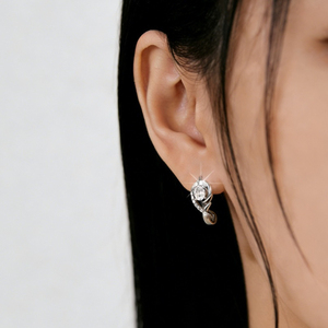 Boucles d'oreilles Huggie en forme de note de musique pour femmes, bijoux mignons et minimalistes à la mode - Product Image 2