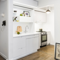 Armoires de cuisine modulaires écologiques en acier inoxydable 304 durables sur mesure, plan de travail en marbre artificiel, évier, design d'îlot moderne