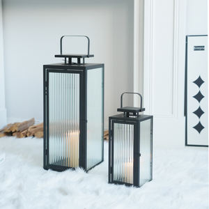 TRUST Lámpara de viento de vidrio con rayas verticales para exteriores con candelabros de metal Linternas y tarros de velas - Product Image 1