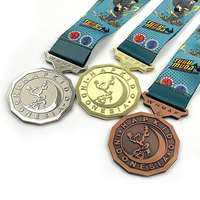 Fabricante de Medallas de Metal Doradas Gruesas Personalizadas para Eventos de Danza, Porristas y Gimnasia - Diseño de Pirámide, Impresión UV, Portátiles