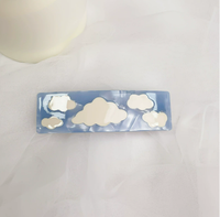 Épinglette à cheveux artisanale en acétate, motif ciel bleu et nuages blancs