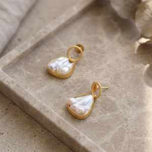 Boucles d'oreilles pendantes tendance en perles d'eau douce plaquées or 18 carats, bijoux en laiton unisexe pour anniversaire, fabricants et grossistes - Product Image 3