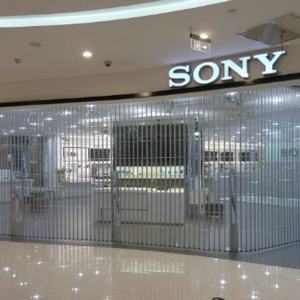 Barrière de protection automatisée à fermeture roulante haute visibilité pour les devantures de magasins et les garages commerciaux - Product Image 3