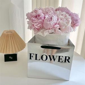 Sac à fleurs portable de luxe à surface miroir, sac cadeau argenté pour fleurs, emballage de bouquet pour fleuristes - Product Image 3