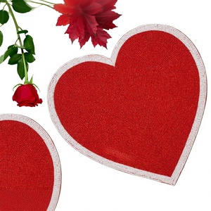 Salvamantel de Cuentas de Cristal Hecho a Mano con Corazón Rojo, Tapete de Mesa de Cuentas de Cristal, Plato Decorativo para San Valentín con Borde Blanco, Decoración de Mesa - Product Image 1