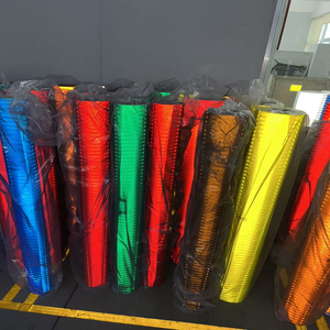 一种粘性可打印反光带，由反光乙烯基材料制成，用于交通安全。 - Product Image 4