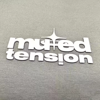 Étiquette en silicone personnalisée, logo de marque en caoutchouc, lettres cursives 3D en relief rouge vif, écologique, lavable, durable, pour vêtements