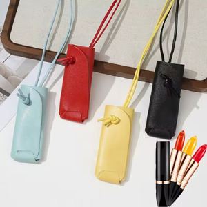 Élégant porte-rouge à lèvres en cuir PU avec chaîne et cordon de cou, accessoire de voyage portable pour femmes - Product Image 2