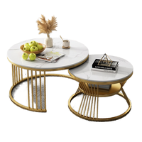 Exklusive Nordische Moderne Couchtische mit Marmorplatte, Weißes Metall, Stein, Gold, Verschachtelter Beistelltisch für Wohnzimmer und Wohnmöbel