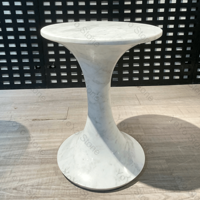 Table d'appoint ronde moderne en marbre blanc de Carrare avec piétement torsadé en pierre naturelle pour salon et chambre à coucher