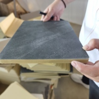 Panneau mural en placage de bois – Vente en gros – Fond de scène TV – Intérieur de restaurant – Design cannelé – Durable – Direct usine