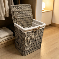 Hamper Dedalu tenun tangan menampilkan Trim goni dan Interior kain untuk handuk kamar mandi dan pakaian kotor memilah