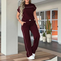 Nouvel ensemble deux pièces pour femme : haut uni à col rond et manches courtes, et pantalon droit taille haute