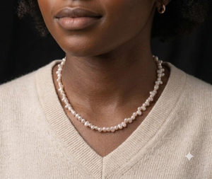 Colliers raffinés et délicats, de style ras-de-cou, ornés de perles d'eau douce blanches irrégulières et organiques. - Product Image 2