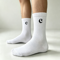 Chaussettes de sport personnalisées en tricot brodé avec logo pour hommes et femmes, chaussettes de sport à logo personnalisé, chaussettes athlétiques blanches et noires, vente en gros
