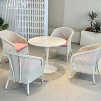 Chaises en osier d'extérieur avec dossier incurvé et coussins pour jardin et terrasse