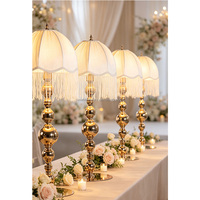 Lampe de table moderne de luxe pour salon, décoration intérieure, avec pompon blanc, rechargeable, en métal doré, lampe de centre de table pour mariage