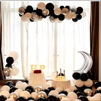 Ensemble haut de gamme de décorations, toiles de fond et accessoires pour une fête d'anniversaire de petite amie avec ballons