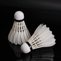 Volant de badminton en plumes de canard naturelles, blanc, excellent rapport performance-durabilité, pour joueurs débutants, intermédiaires et avancés.