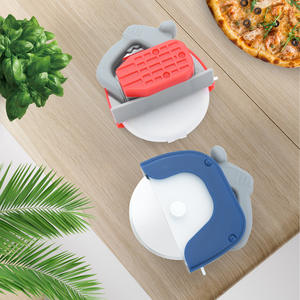 Cortador de pizza de acero inoxidable con rueda única y mango antideslizante para cortar pizza de masa fina, herramienta en colores azul y rojo. - Product Image 2