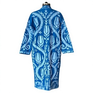 เสื้อโค้ทเทรนช์ปักลายดอกไม้สีน้ำเงิน พร้อมงานปักลายพฤกษศาสตร์ด้วยด้ายลายดอกไม้ ดีไซน์เปิดด้านหน้า สไตล์โบฮีเมียน ทำจากผ้าฝ้าย - Product Image 4