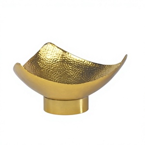 Bol de service en métal doré au style unique avec base sur piédestal, design glamour fait main pour la décoration - Product Image 1