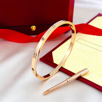 Bracelet de Créateur Haut de Gamme en Acier Plaqué Or Rose 18K avec Détails Diamantés et Fermoir à Vis Sécurisé