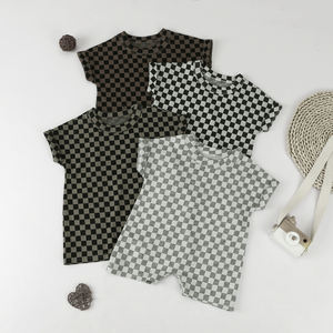 Ropa de Bebé Recién Nacido con Estampado de Tablero de Ajedrez a Cuadros, Mono de Manga Corta, Venta al Por Mayor de Fábrica - Product Image 1