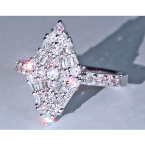 Elegante anello a rombo in tonalità argento per donna, gioielli alla moda con design intarsiato scintillante - Product Image 4