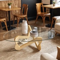 Table basse en verre adaptée au salon d'un appartement, table d'appoint en verre et bois massif, table basse de forme triangulaire et irrégulière