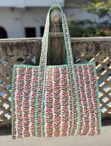 Bolso de mano grande de algodón acolchado con estampado a mano para mujer, ideal para compras y viajes. - Product Image 5