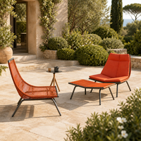 Fauteuil à bascule en corde tressée de style nordique avec structure métallique, balançoires en teck et repose-pieds ottoman pour balcon extérieur