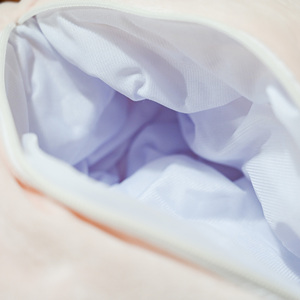 Sac à dos en peluche personnalisé avec personnage de dessin animé, caractéristiques faciales brodées, tissu à poils courts, pour usage quotidien, destiné aux importateurs de jouets, OEM ODM - Product Image 5