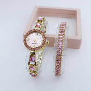 Nouvelle Montre Tendance en Gros pour Femme avec Diamants Incrustés, Petit Cadran, Charme et Bracelet, Ensemble Montre à Quartz et Bracelet, Achat en Gros 2025 - Product Image 2