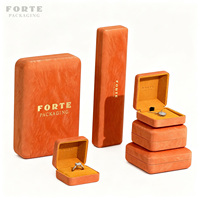 Boîte à bijoux de luxe FORTE en cuir PU orange vibrant avec intérieur en velours, logo personnalisé et service de marquage à chaud