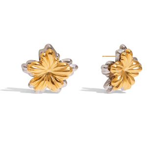 Boucles d'oreilles clous florales en acier inoxydable plaqué or 18 carats, design bicolore, bijoux tendance pour femmes - Product Image 5