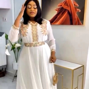 Robe pour femmes Robe de style imprimé Robe de jeune fille à la mode Robe longue de couleur unie de grande taille - Product Image 1