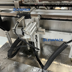 Heiß verkaufende Aluminium dose mit mehreren Köpfen Kolben füll maschinen Flüssigflaschen-Wasser füll maschine - Product Image 4