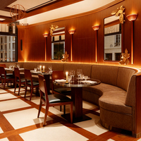 Ensemble de meubles de restaurant moderne pour hôtel et café : table ronde en marbre, banquette demi-cercle en velours et chaise