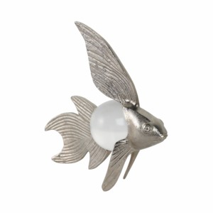 Scultura moderna di pesce con perla per decorazione di casa, bagno, ufficio, soggiorno. - Product Image 2