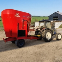 Landwirtschaftlicher TMR-Futtermischwagen Traktor-gezogene Total-Mixed-Ration-Vorbereitungsmaschine Rinderfarm-Mischer mit Lader und Förderband