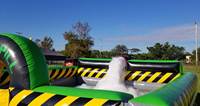 Piscine à mousse gonflable multicolore arc-en-ciel avec tunnel en arc, grand réservoir de jeu gonflable pour événements et locations de fêtes à la mousse en extérieur