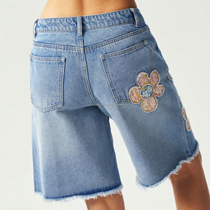 Shorts en jean <span class=keywords><strong>Bermuda</strong></span> pour femmes avec appliques florales 3D personnalisées, <span class=keywords><strong>jeans</strong></span> courts pour femmes - Product Image 3