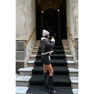 Veste pour femme en laine marron foncé avec détails en laine - Product Image 1