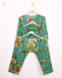 Ensemble de pyjama élégant à col rond en coton léger pour l'été, imprimé à la main, pour femmes, prix de gros - Product Image 3