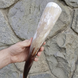 Corne à boire viking - Sac cadeau |   Grand, unique et 100% authentique |   Gravé à la main, sans danger pour les aliments |   Finition brillante naturelle - Product Image 1