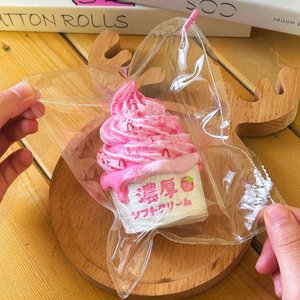 Juguete Antiestrés de Silicona de Grado Alimenticio Hecho a Mano, Estilo Little Red Book, Económico para Estudiantes - Product Image 6